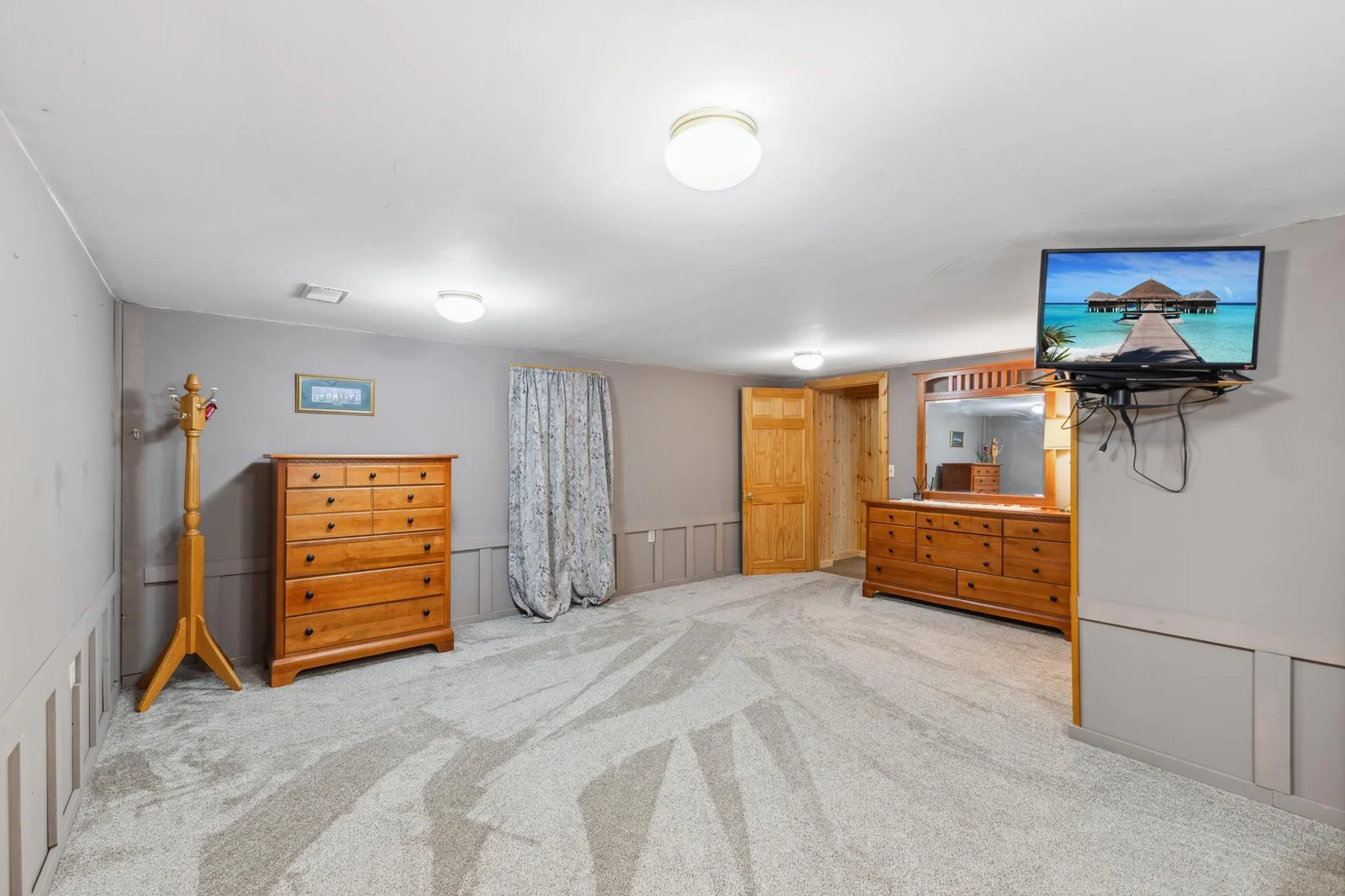 This room offer a huge walk-in closet.