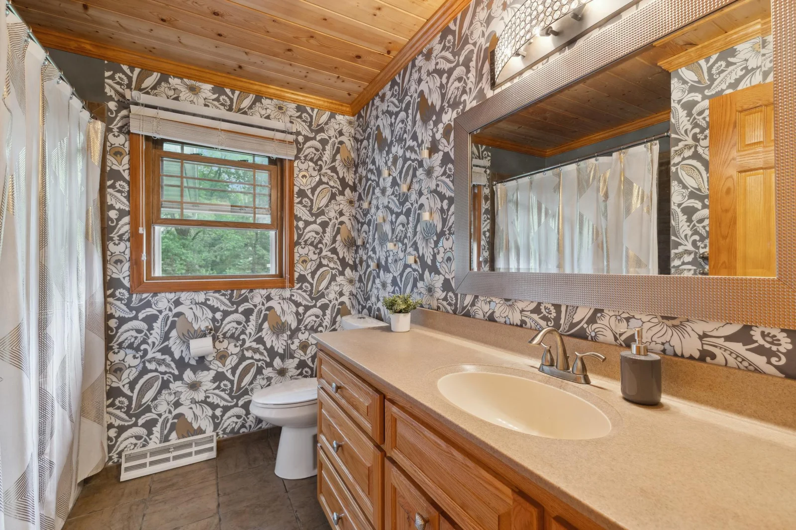 Main level full bath.