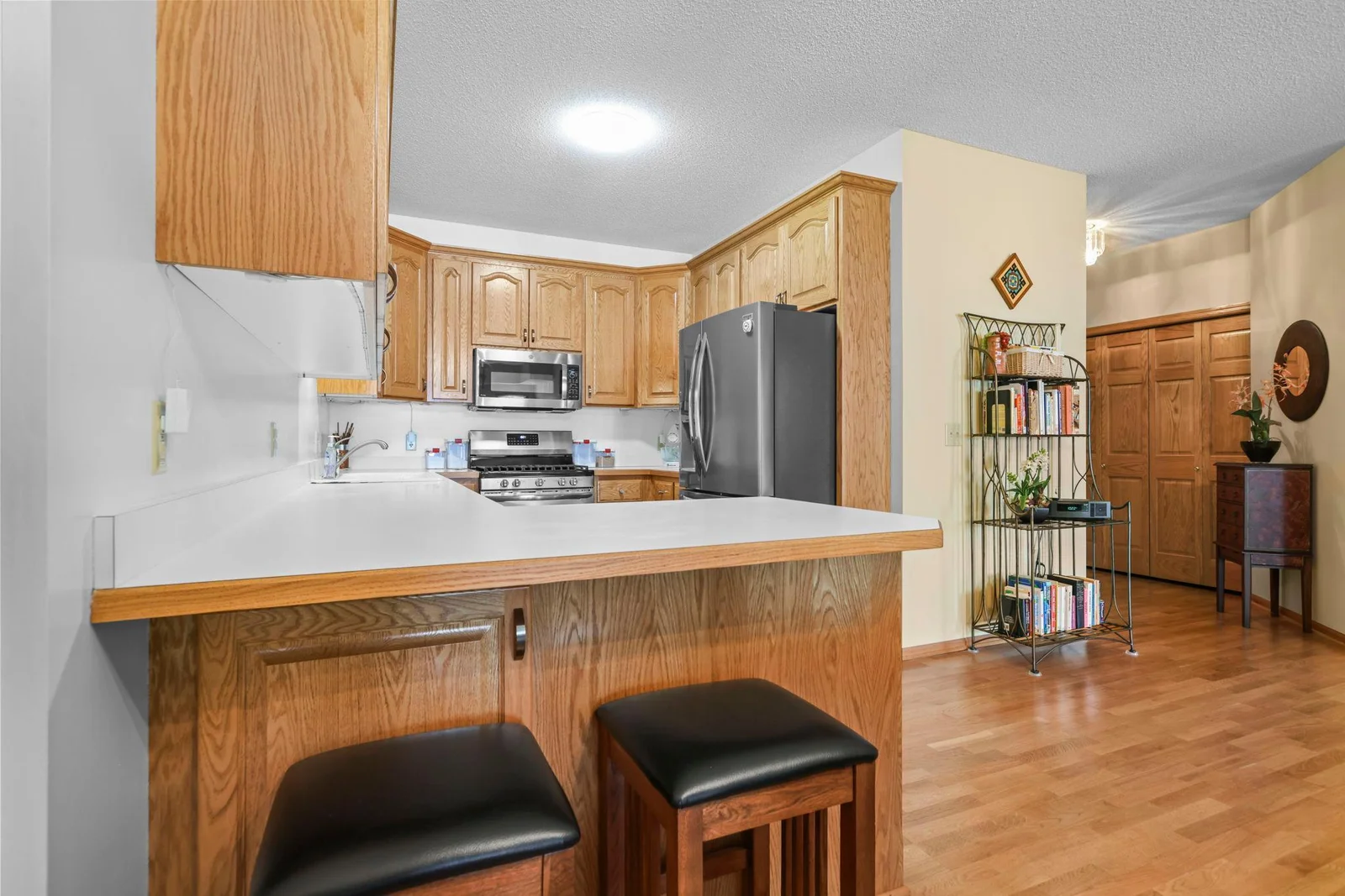 Additional seating/breakfast bar