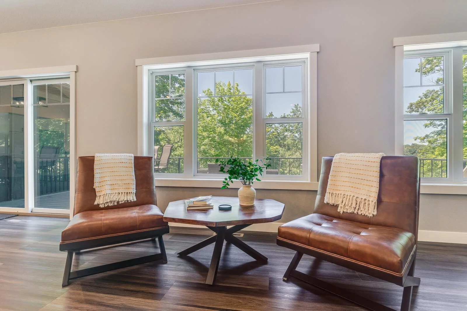 105_updated2568_28_1_4thSt_SittingArea1_1_mls.jpg