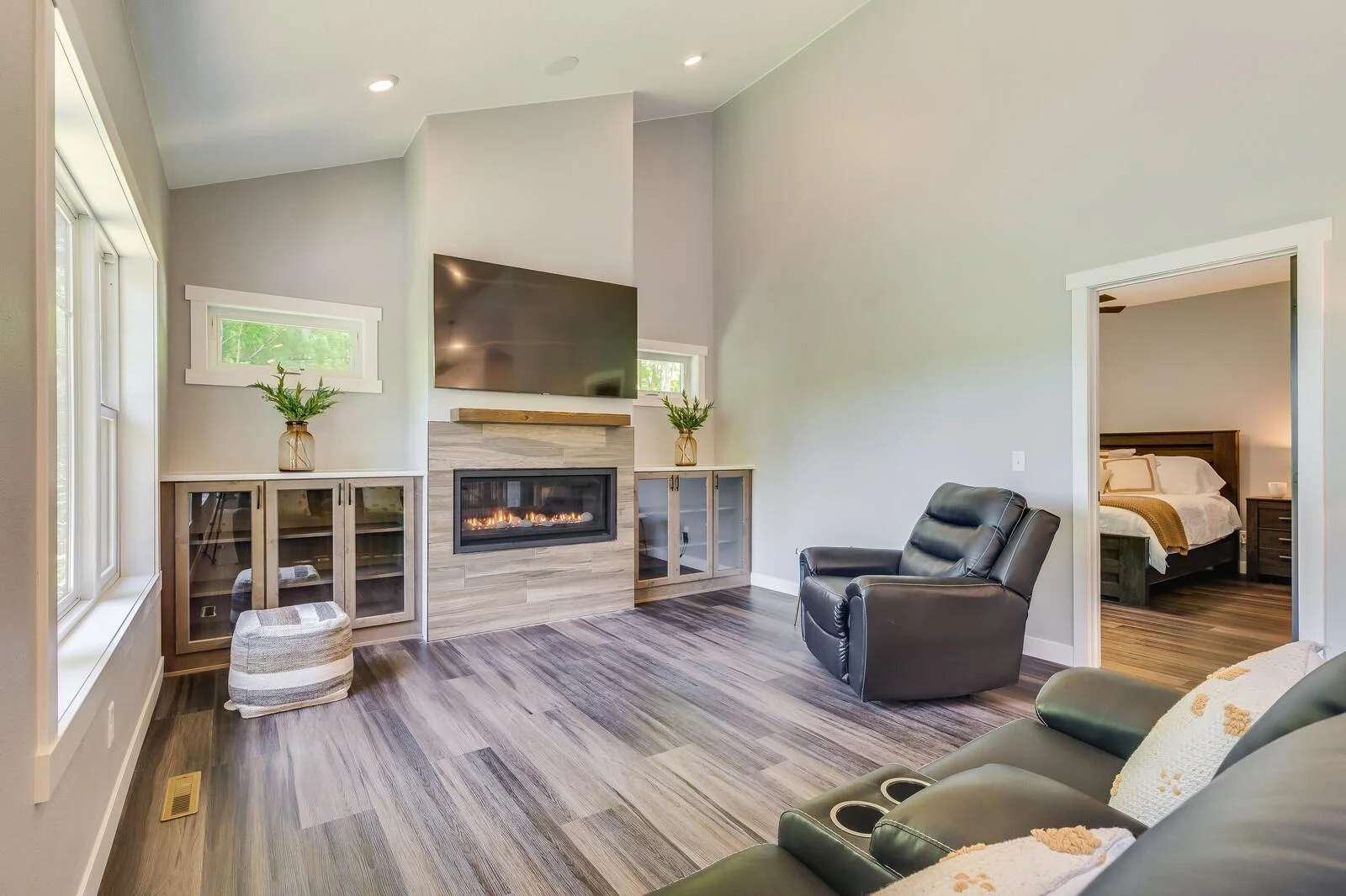 94_updated2568_28_1_4thSt_LivingRm2_mls.jpg