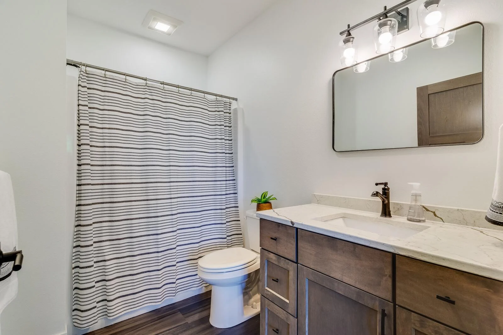 52_updated2568_28_1_4thSt_Bathroom2_1_mls.jpg