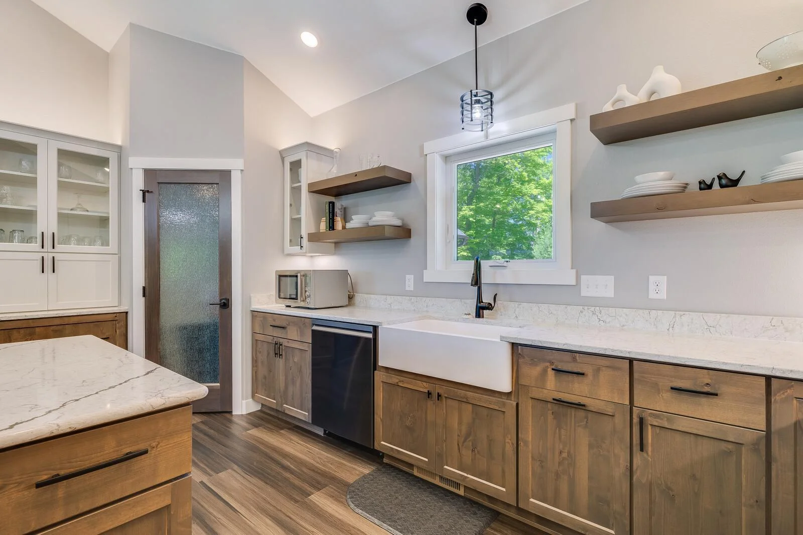 89_updated2568_28_1_4thSt_Kitchen5_mls.jpg