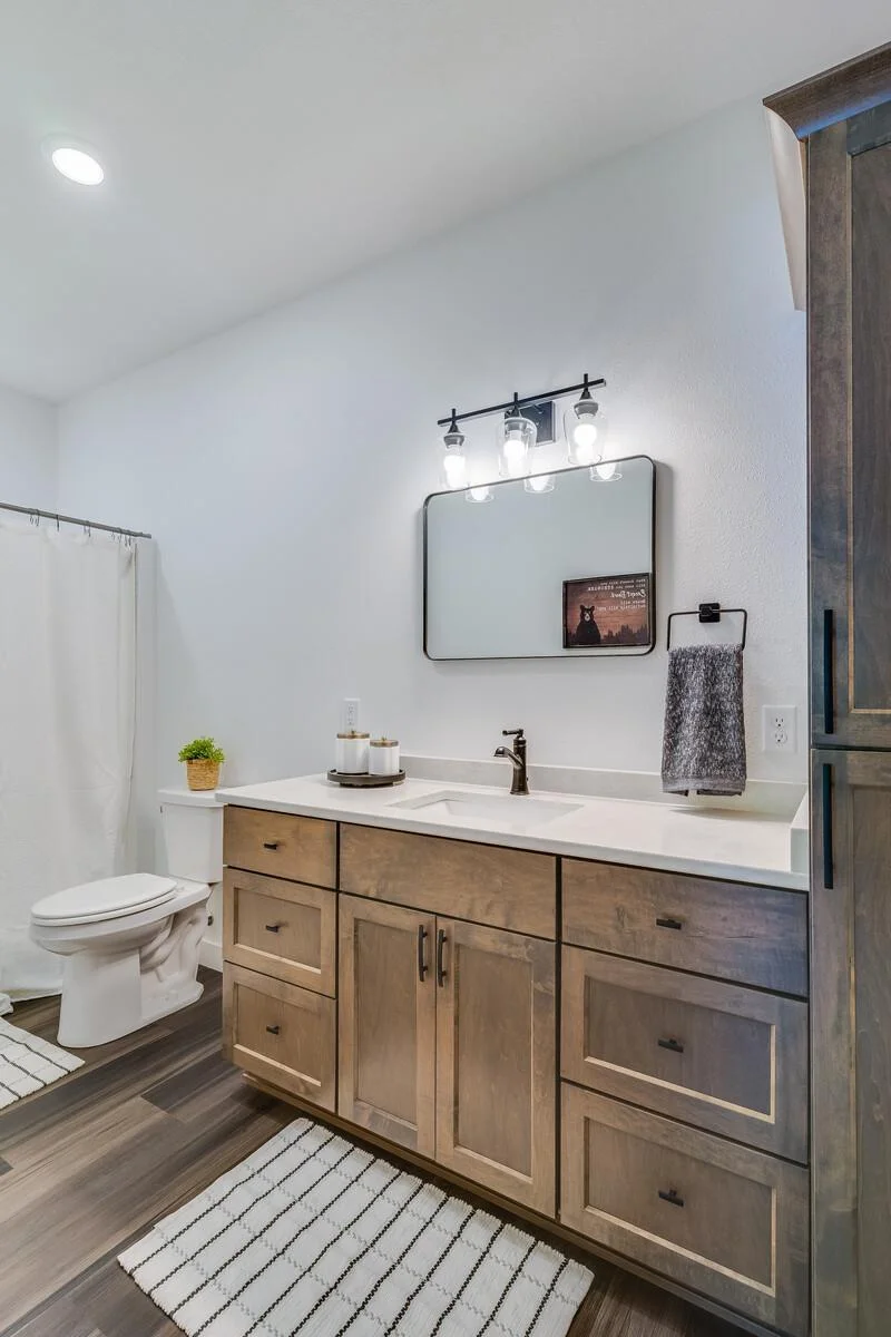 100_updated2568_28_1_4thSt_MasterBathroom2_mls.jpg