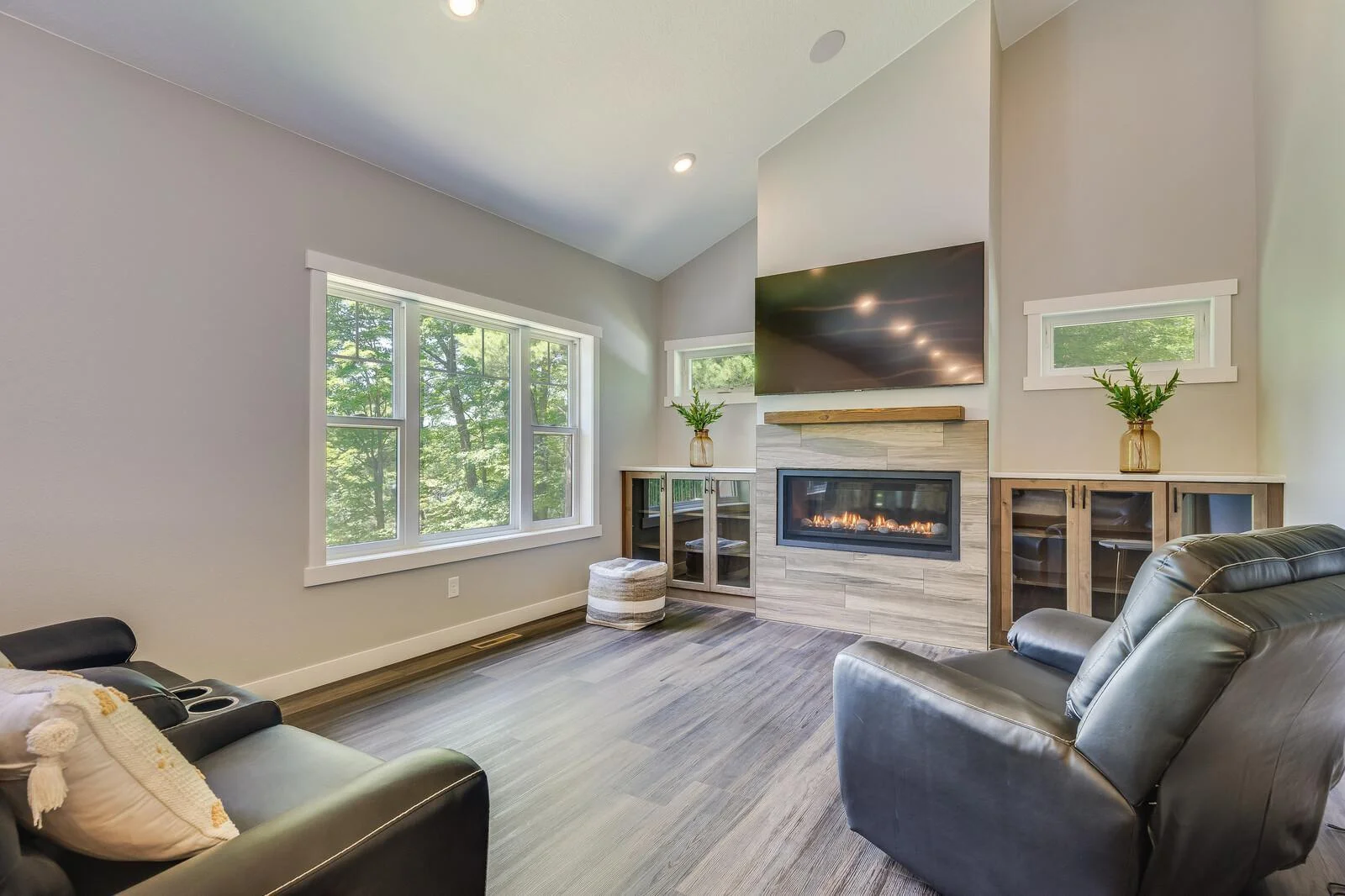 93_updated2568_28_1_4thSt_LivingRm1_mls.jpg