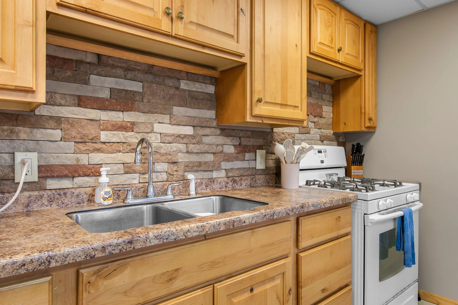 81-web-or-mls-1310A 186th St-280.jpg