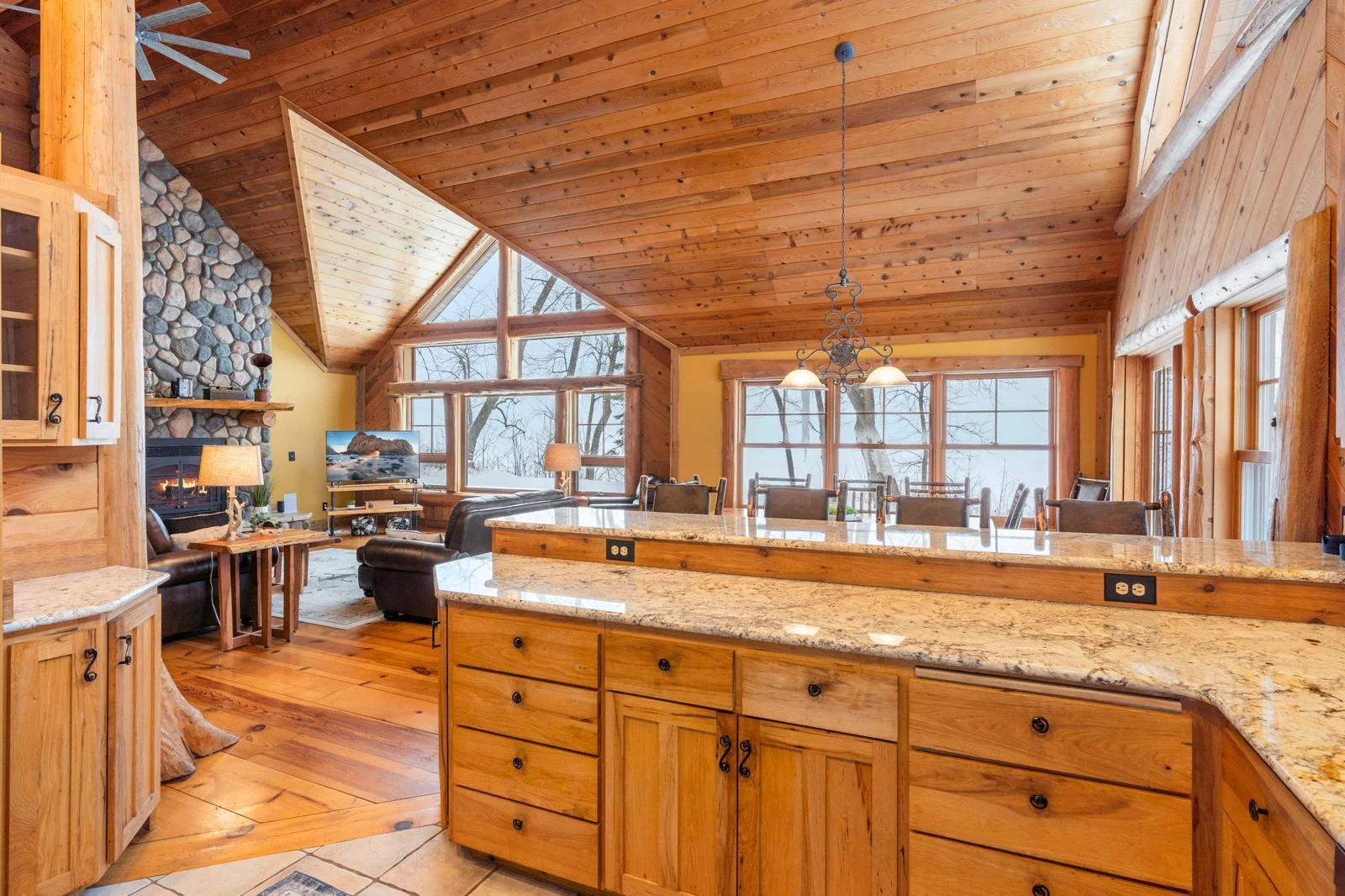 kitchen peninsula w granite countertops