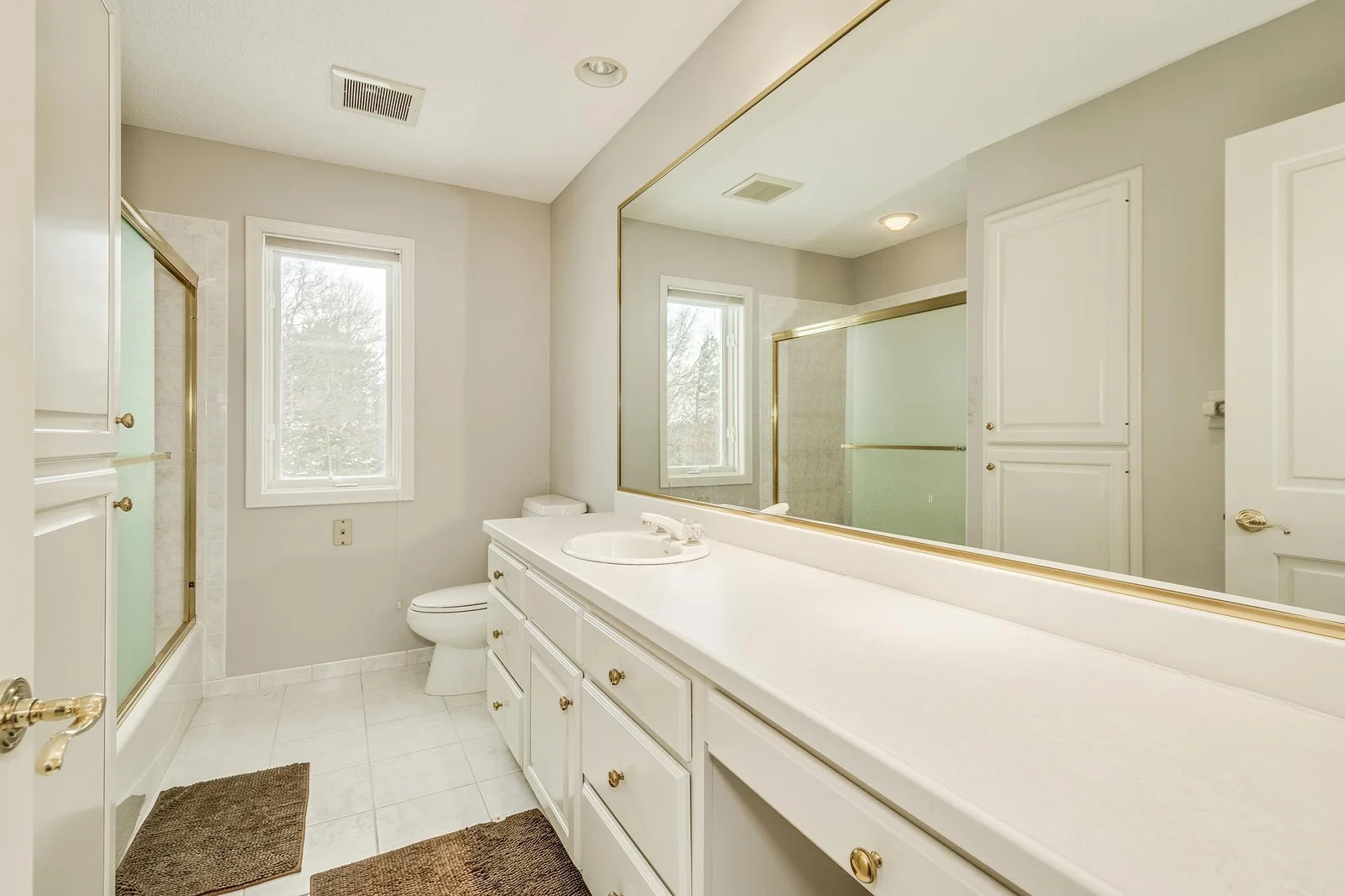 2nd Floor Bathroom