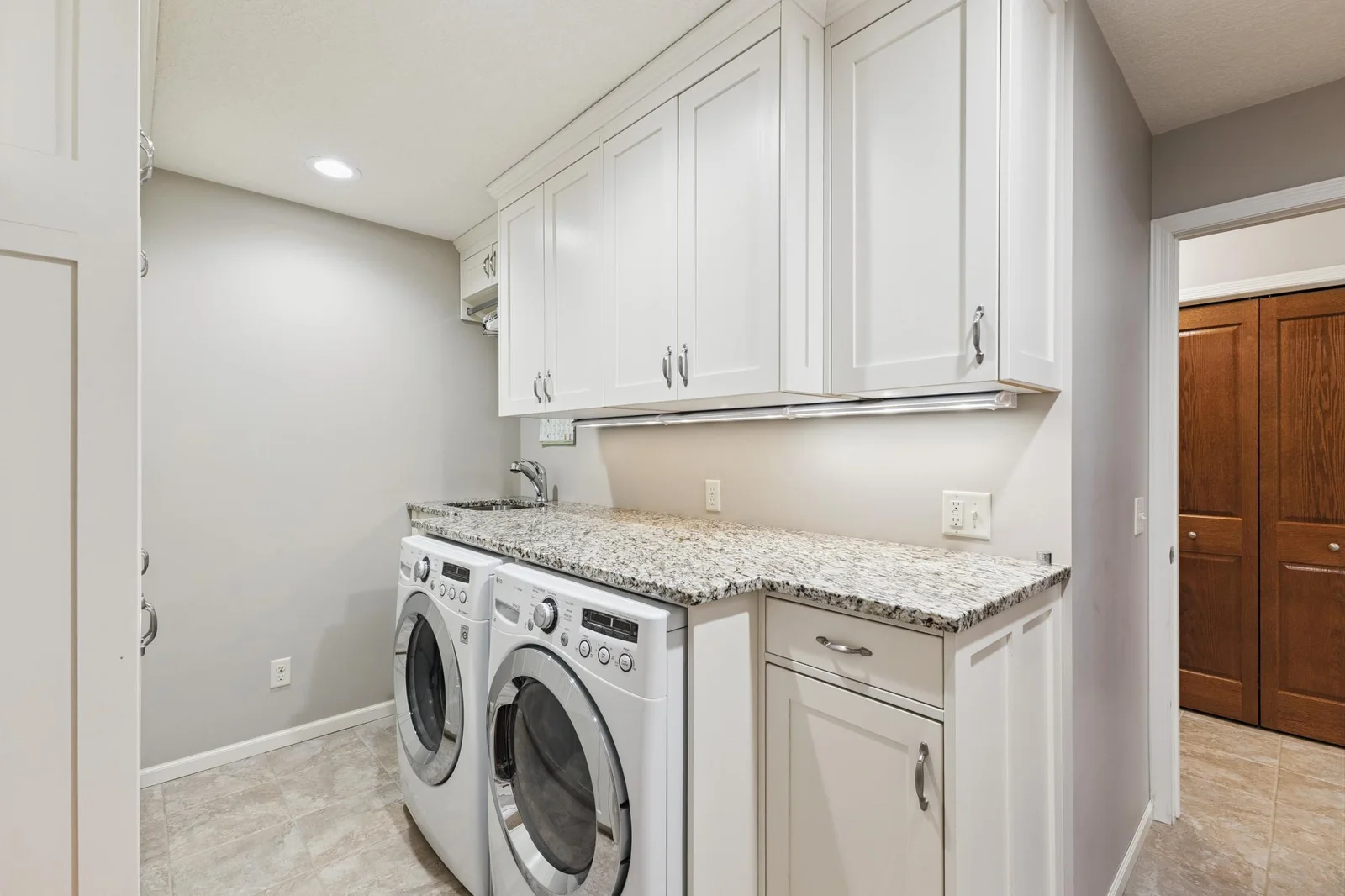 Large laundry room with a good sized closet