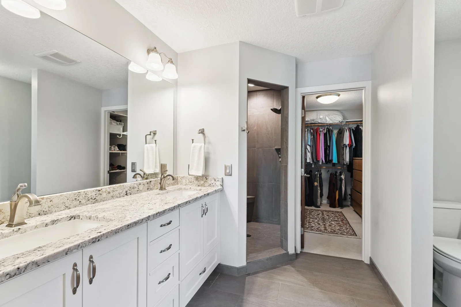 Huge primary bath. Double sinks, granite counter tops, tile flooring.