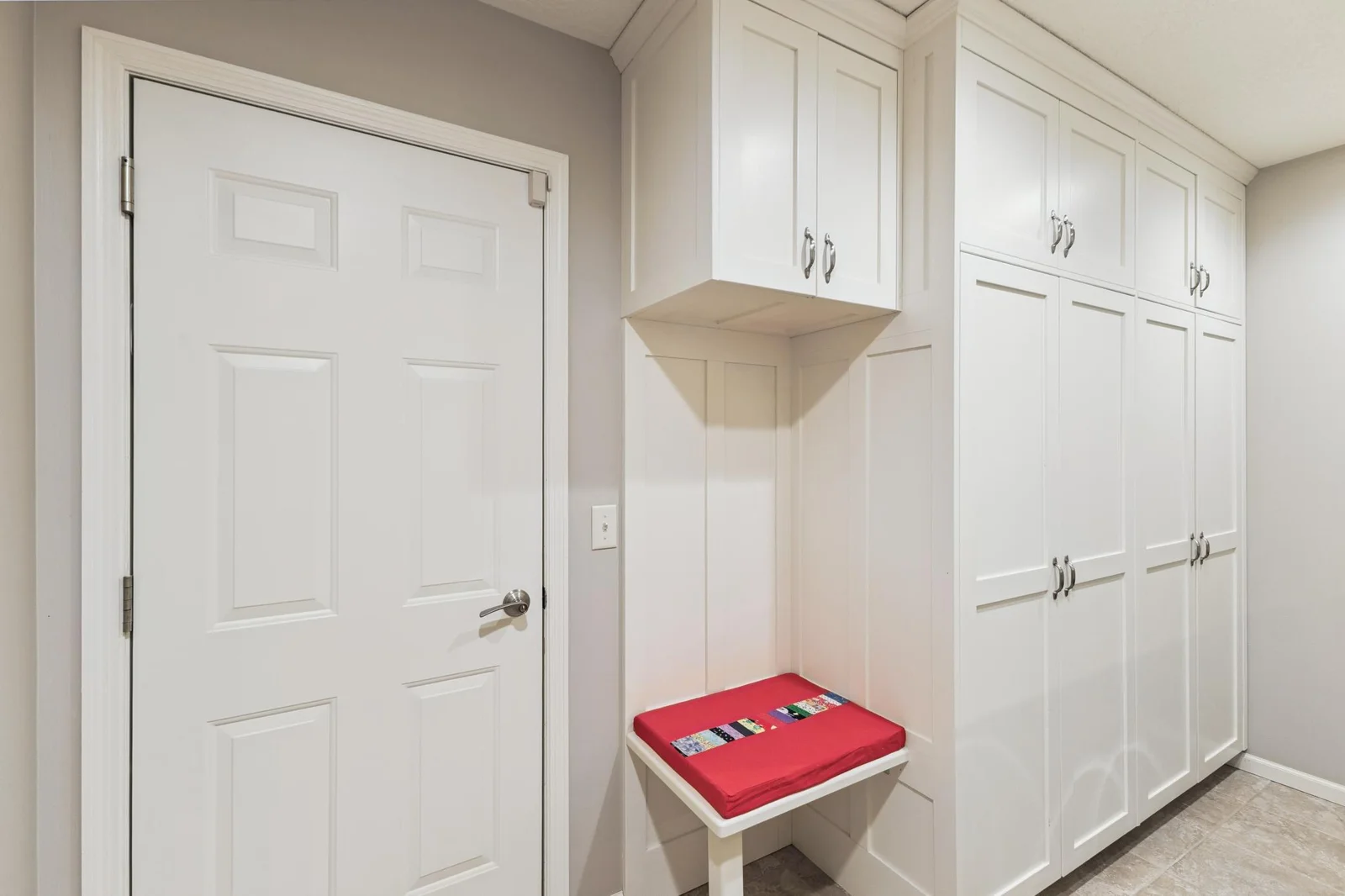 Another view of the laundry room. Handy bench!