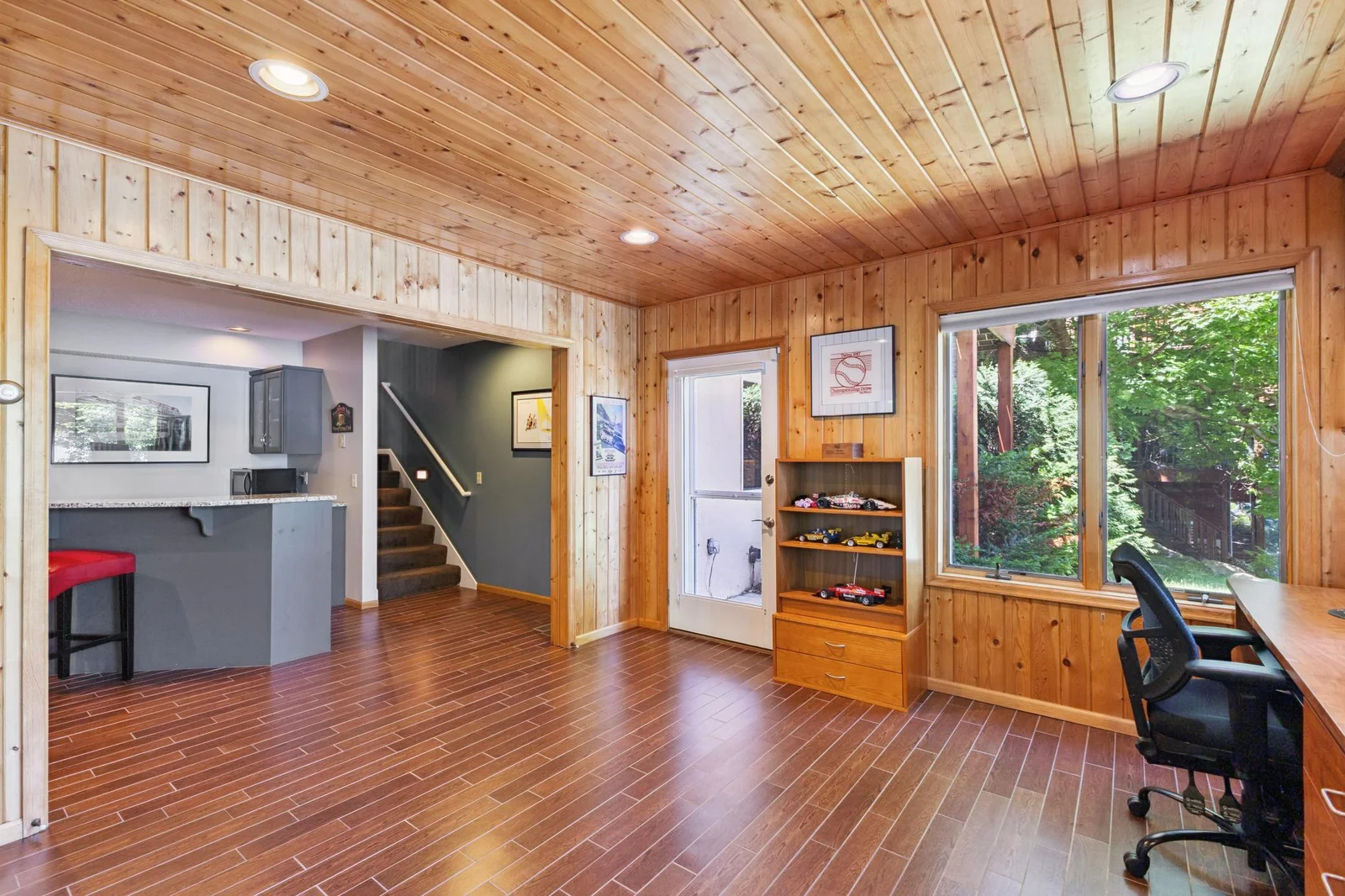 Huge multi-use room. Owners use it as an office.