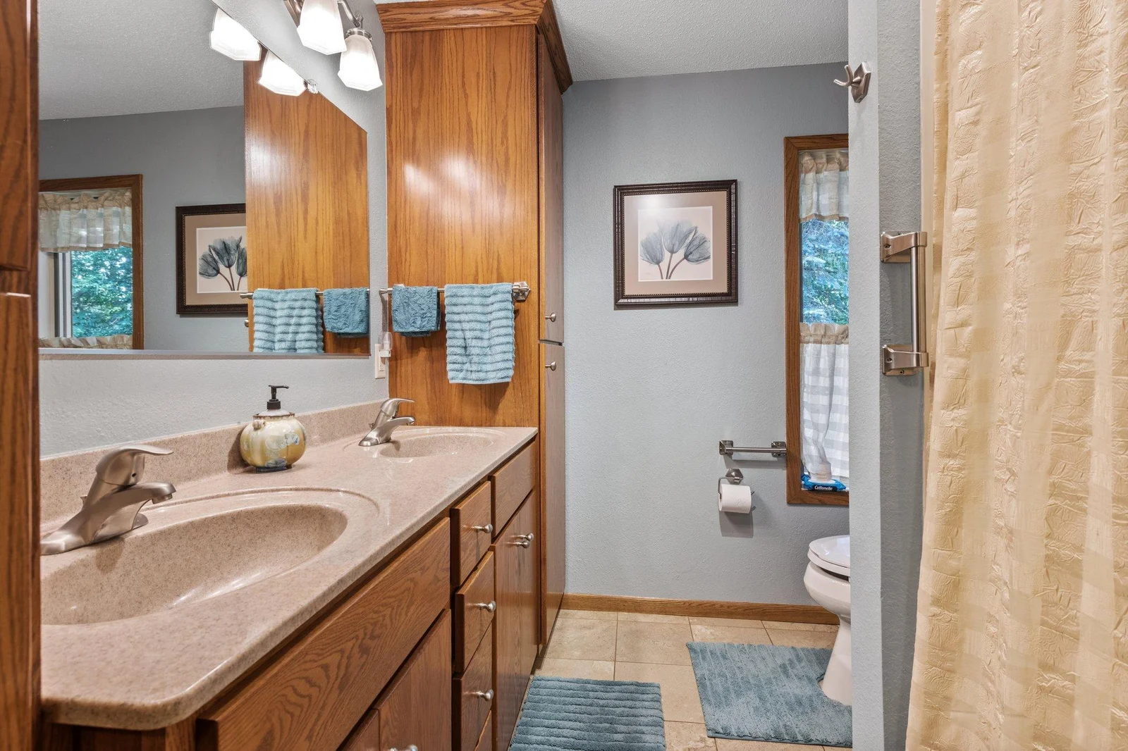 Main floor full bathroom