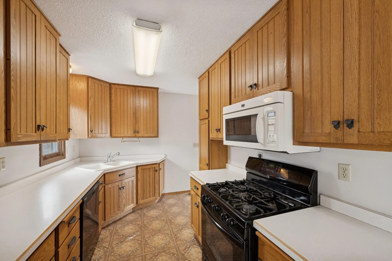 Kitchen (View 1)