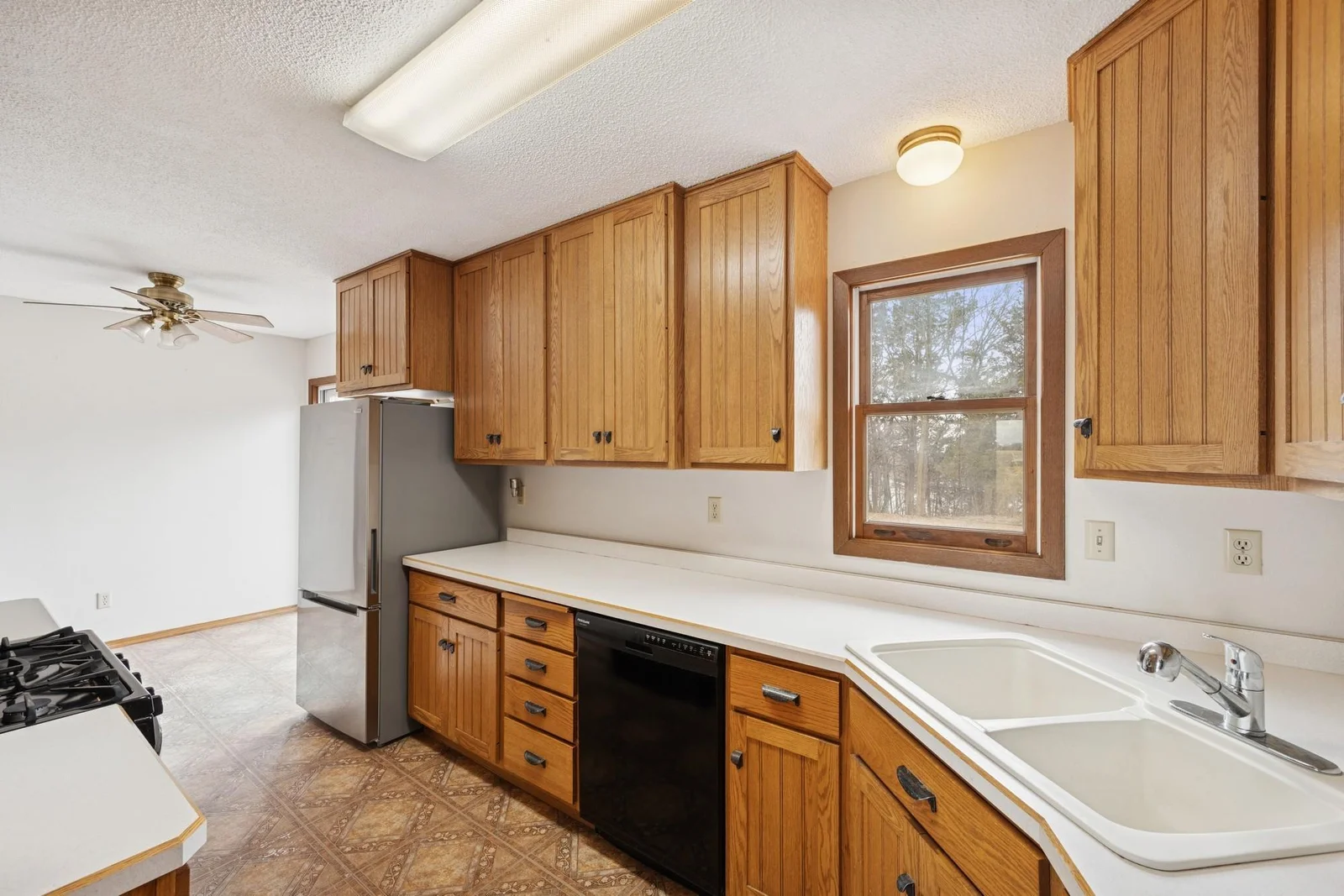 Kitchen (View 2)