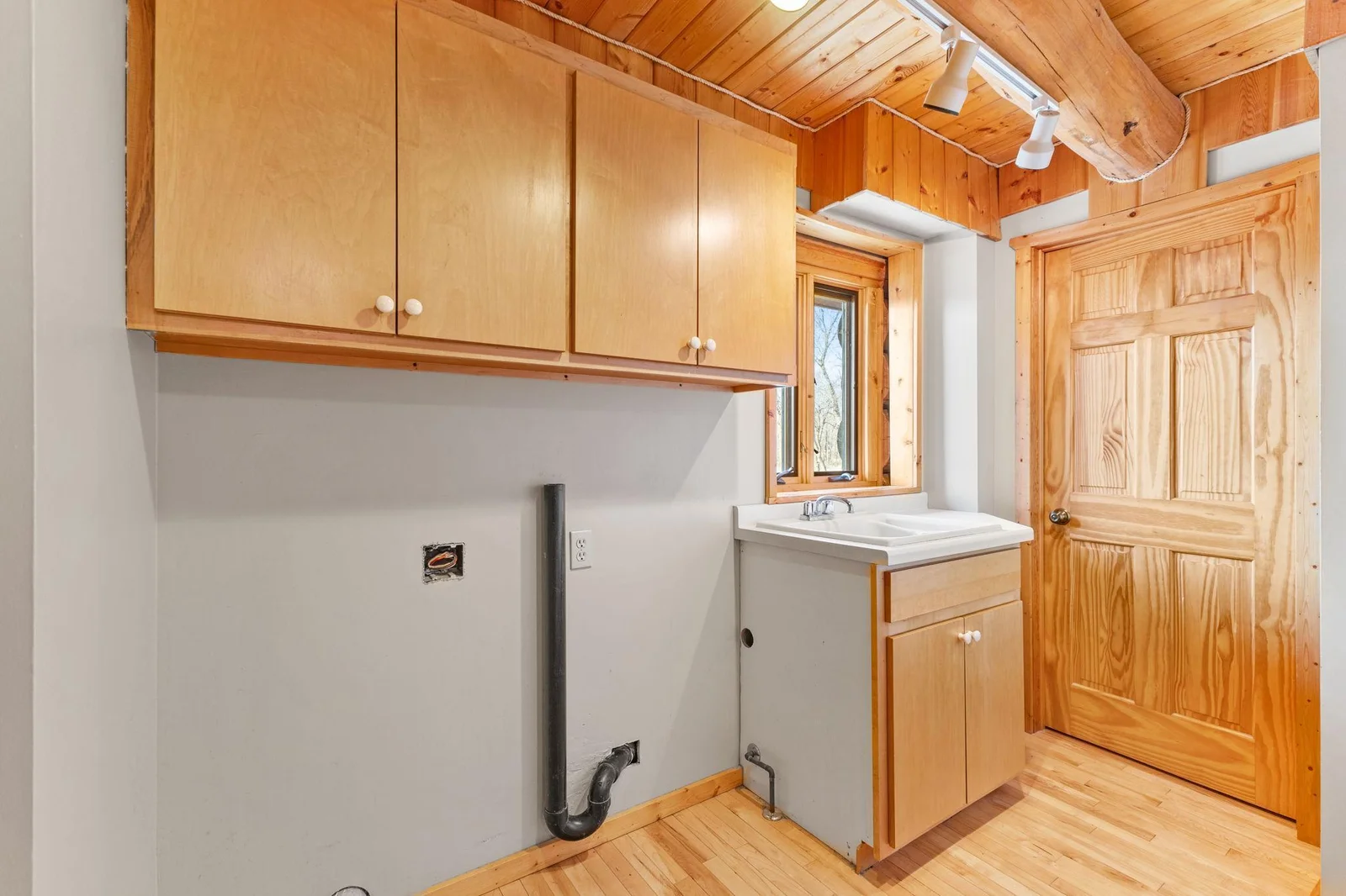 Make laundry day a breeze with this well-equipped laundry room. Featuring washer and dryer hookups, a convenient laundry tub, and a built-in ironing board, this space is designed for efficiency and ease.