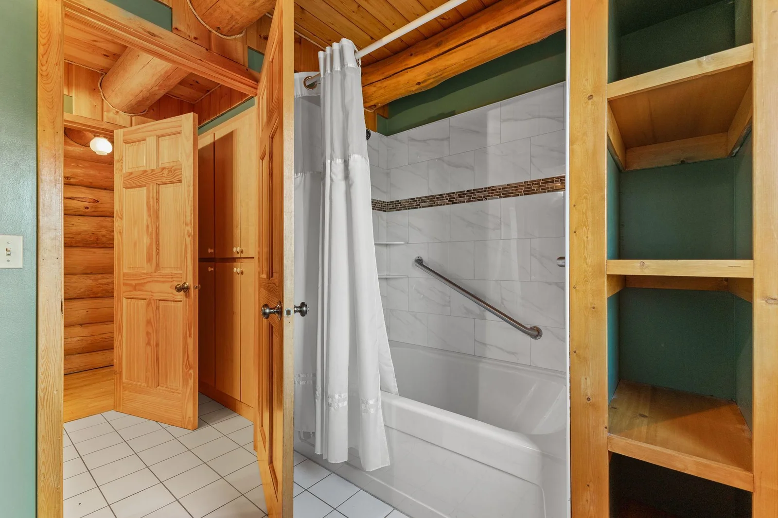 Enjoy the best of both worlds with this versatile tub and shower combination. Designed for convenience and comfort, this feature offers the flexibility of a relaxing bath or a quick shower, catering to your every need.