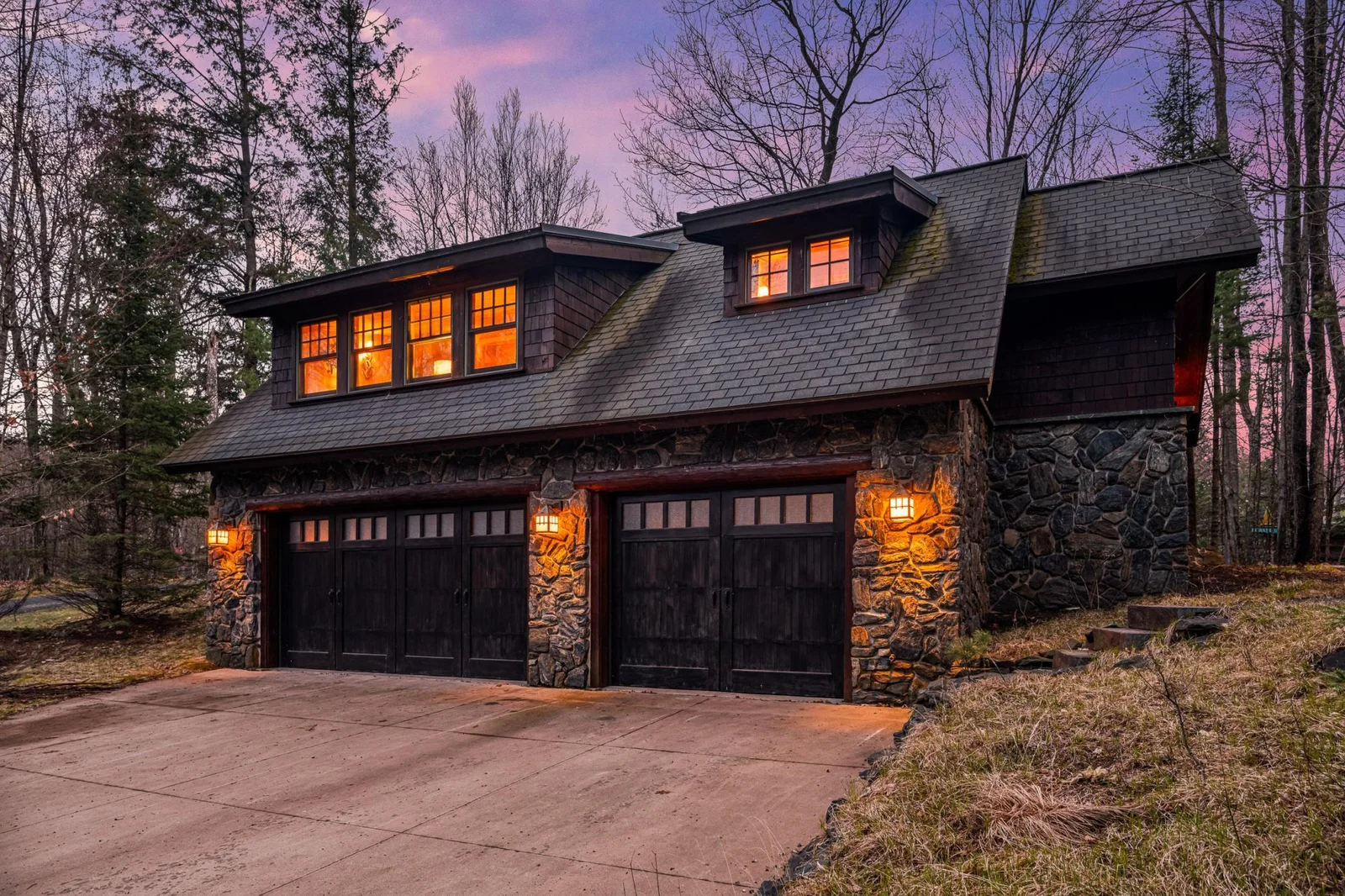 3 Stall Garage/ Cabin