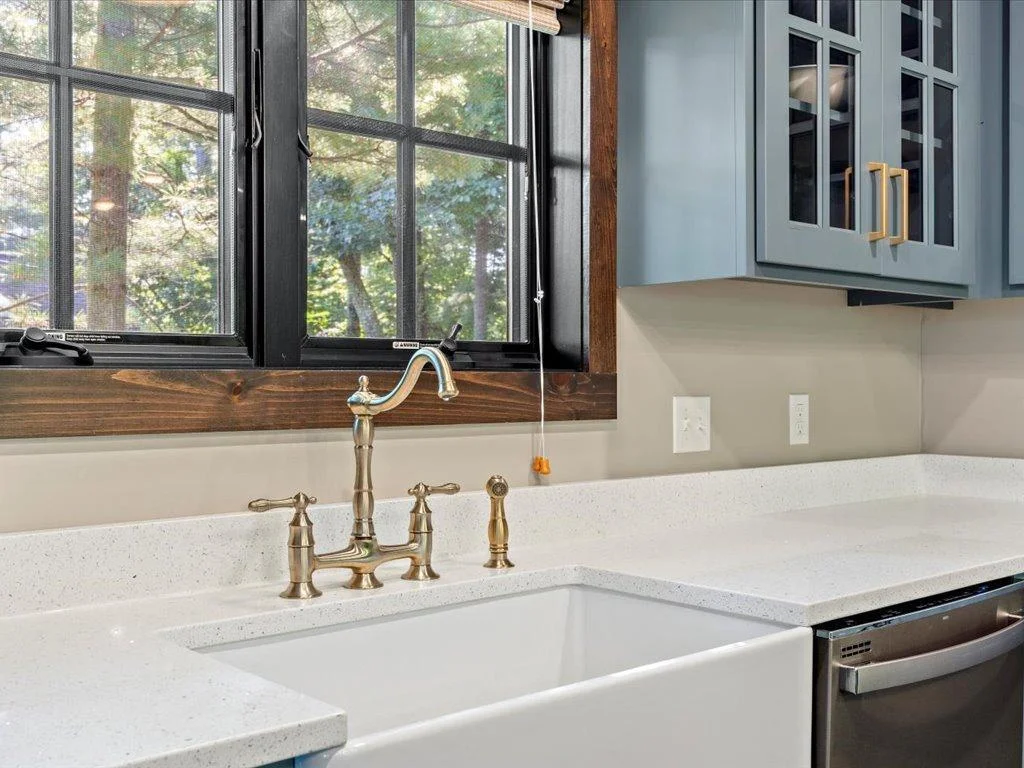 Who doesn't love a farmhouse sink?!