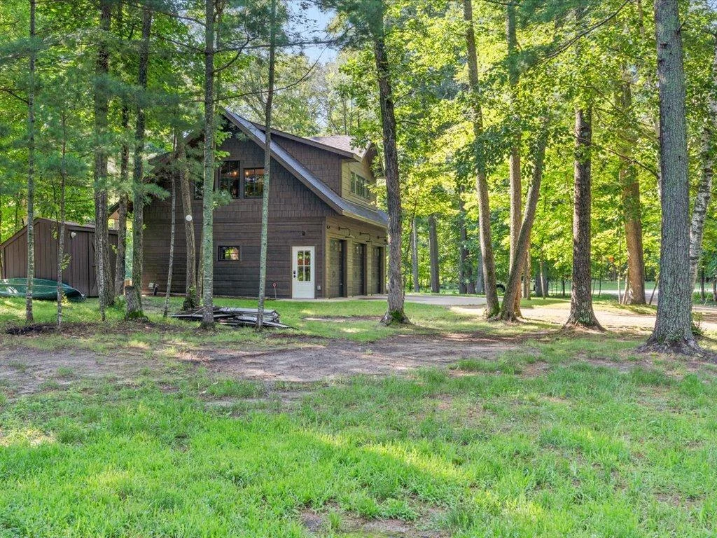 Gorgeous treed lot.