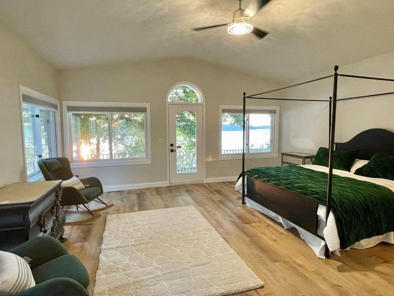 14-Bedroom 1 - Primary bedroom (2).jpg