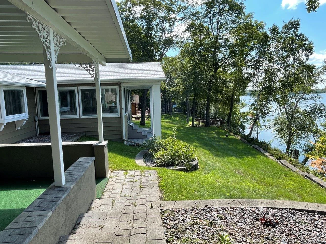 23-Lakeside yard (2).JPG