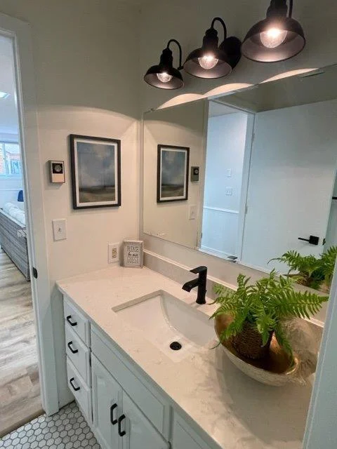 17-Bathroom 4 - lower (1).jpg