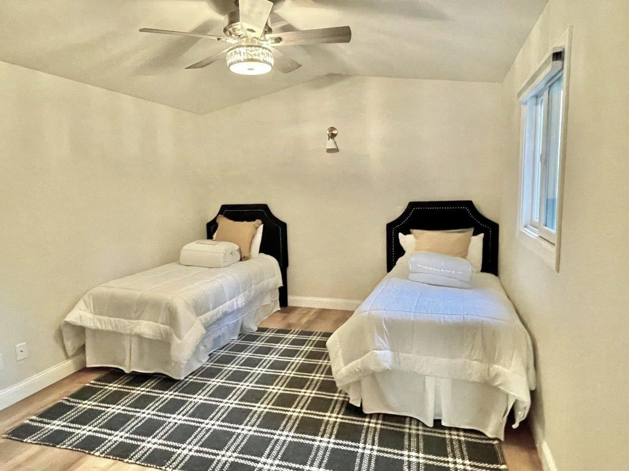 16-Bedroom 3 - main floor.jpg