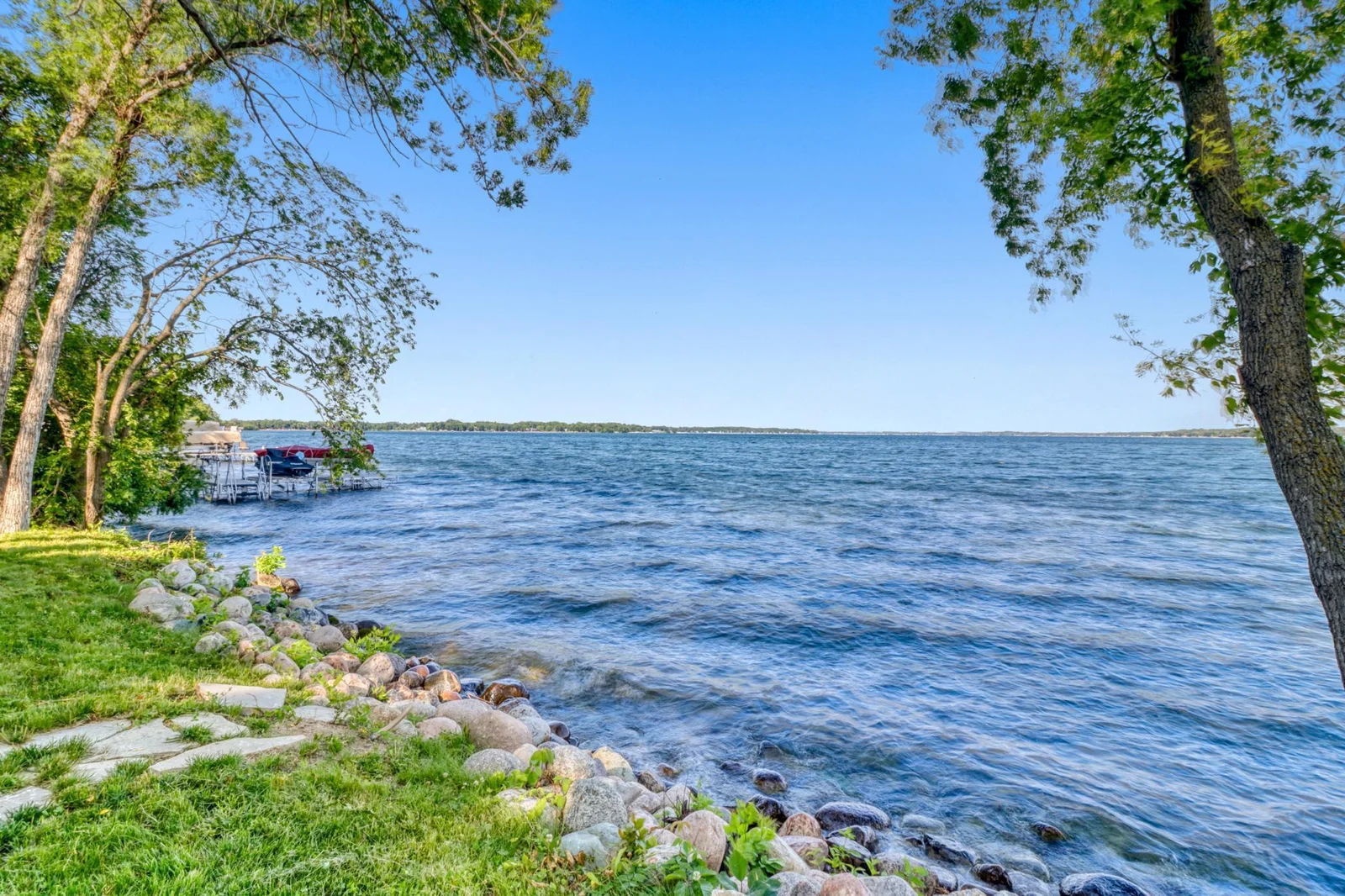Exterior_Lake1_1.JPG