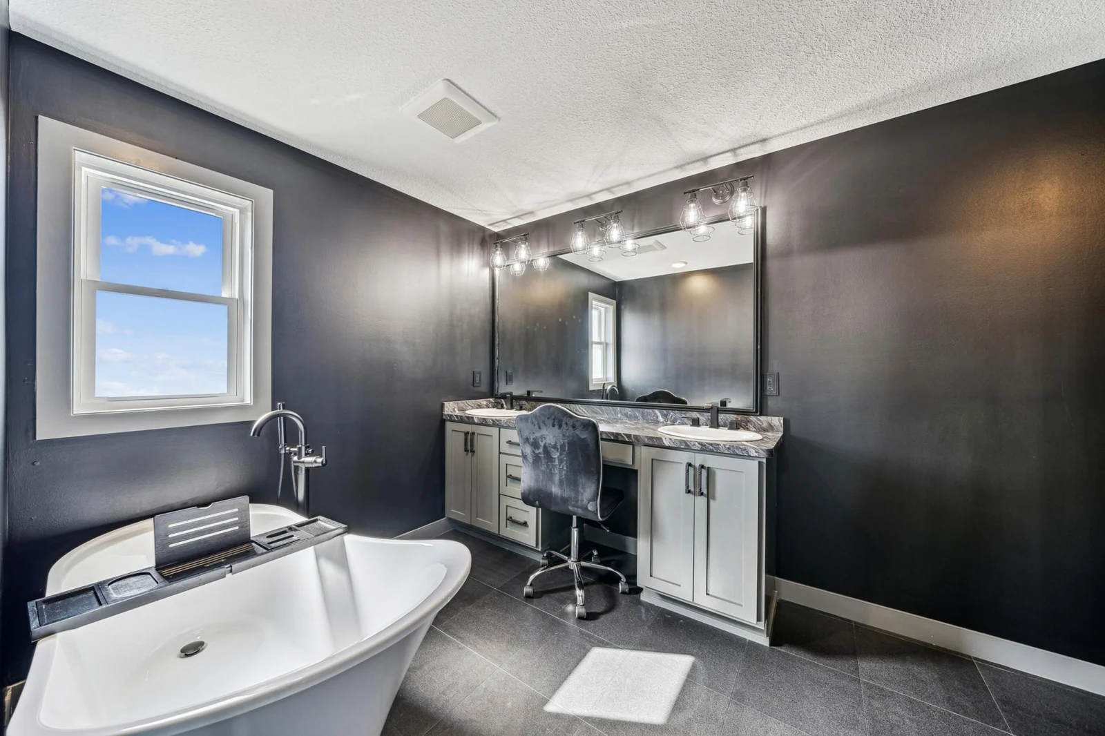 Primary ensuite with Bathtub, Double Sinks