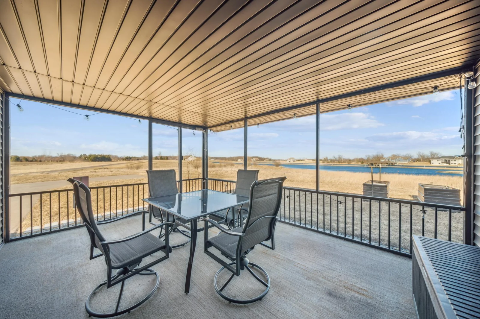 Screened Porch w/views of lake