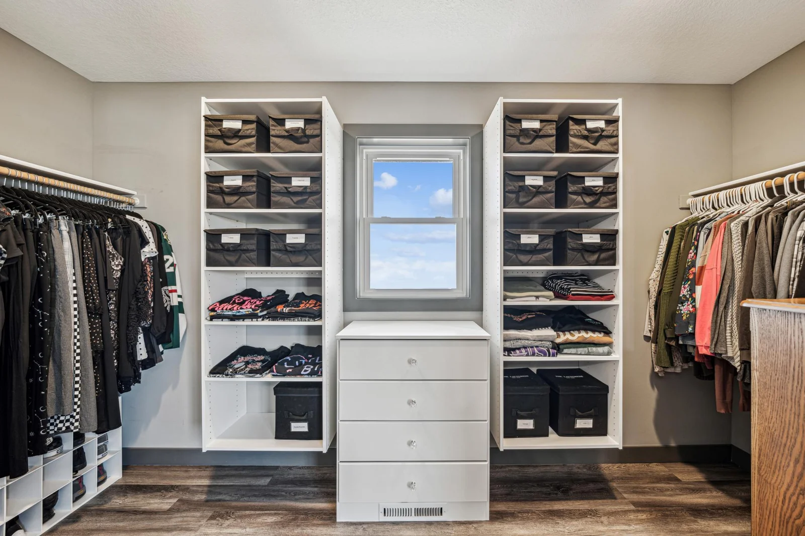 Primary ensuite walk in closet w/built ins