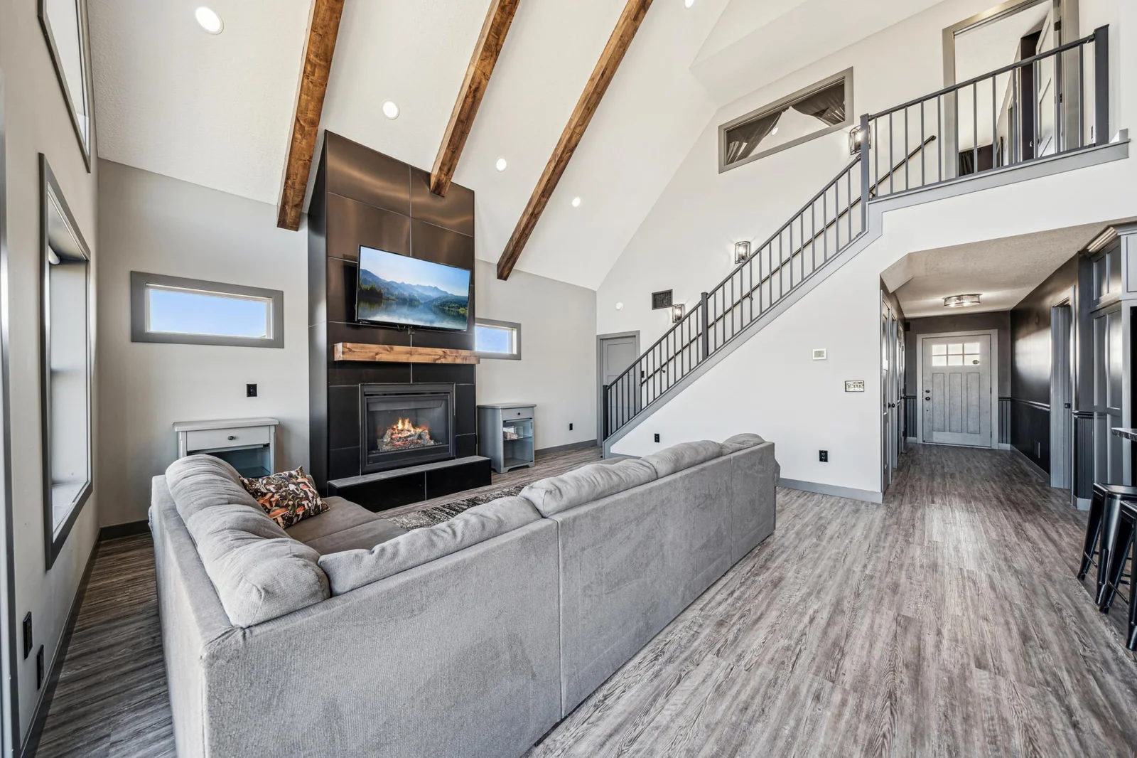 Living Room with fireplace w/24'vautled ceilings