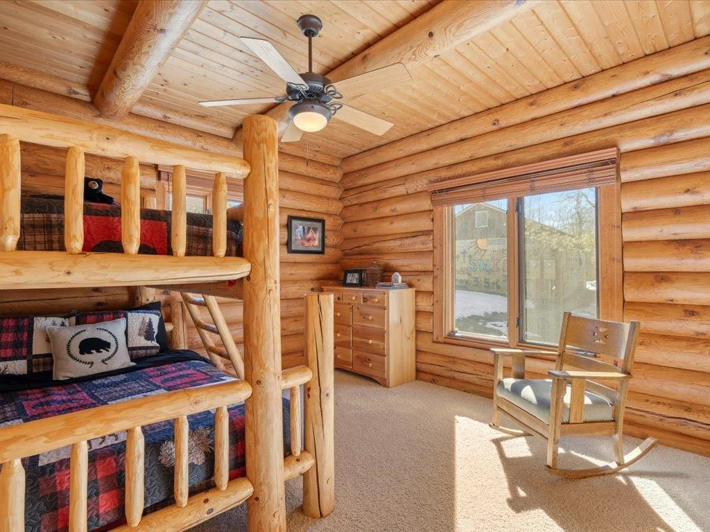 Main level 2nd bedroom.