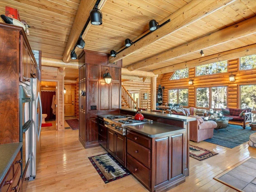 Custom kitchen cabinets, Viking gas stove, separate oven/microwave comination, garbage disposal and dishwsher.
