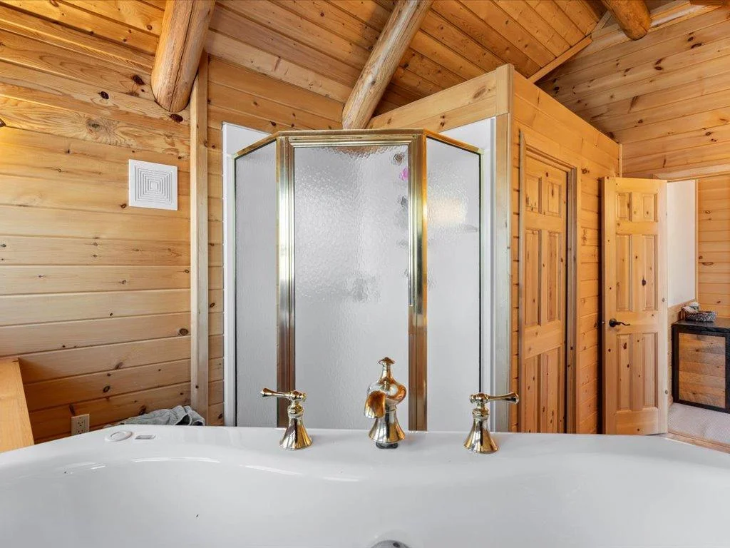 Primarhy bath, shore and closet.