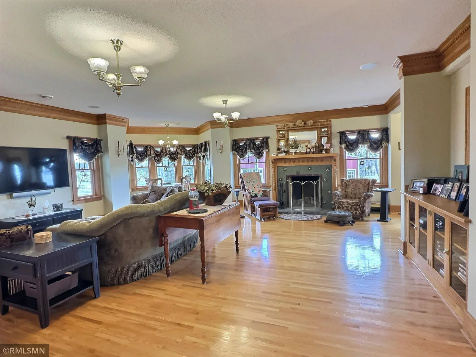 Tall crown molding consists of 7 separate pieces of oak trim to get the detailed look.