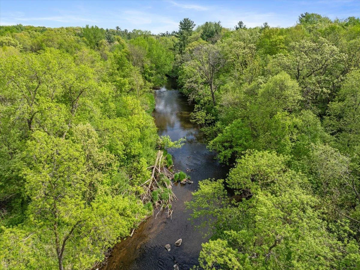 800 feet of frontage on the Willow River