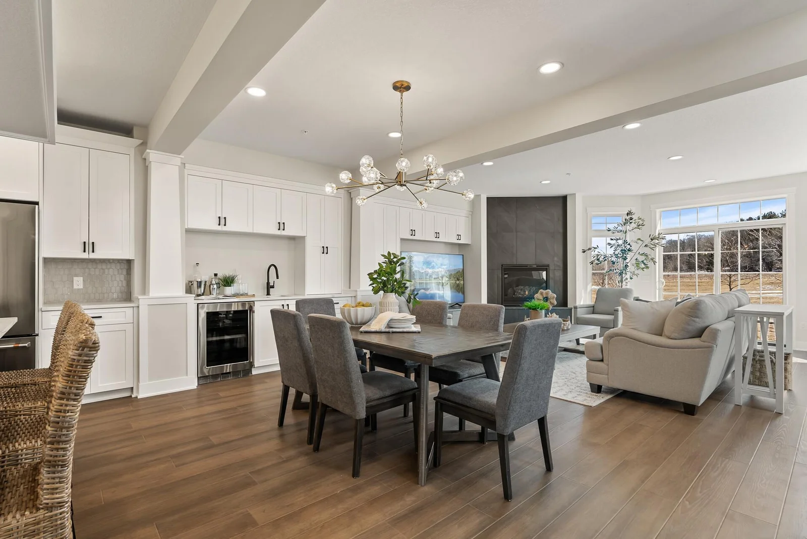 Dining Room 1 with bar counter and wine fridge