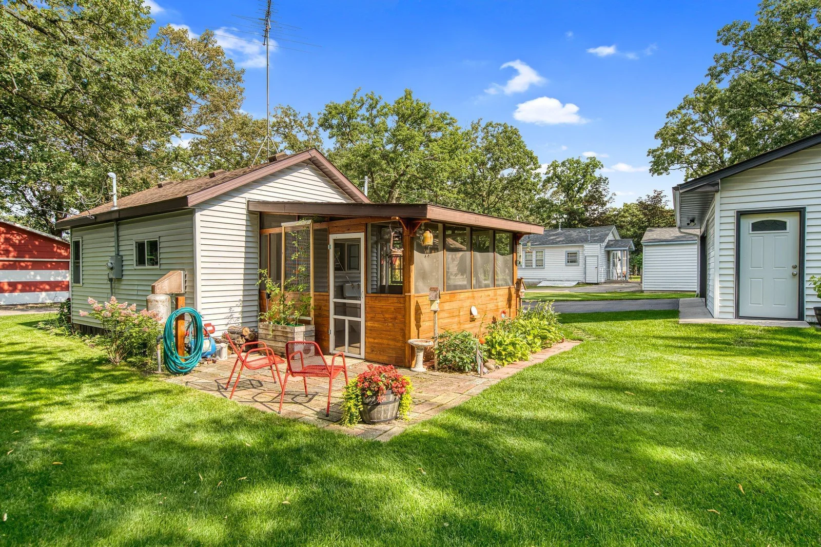 Detached bunk house with screened in porch!