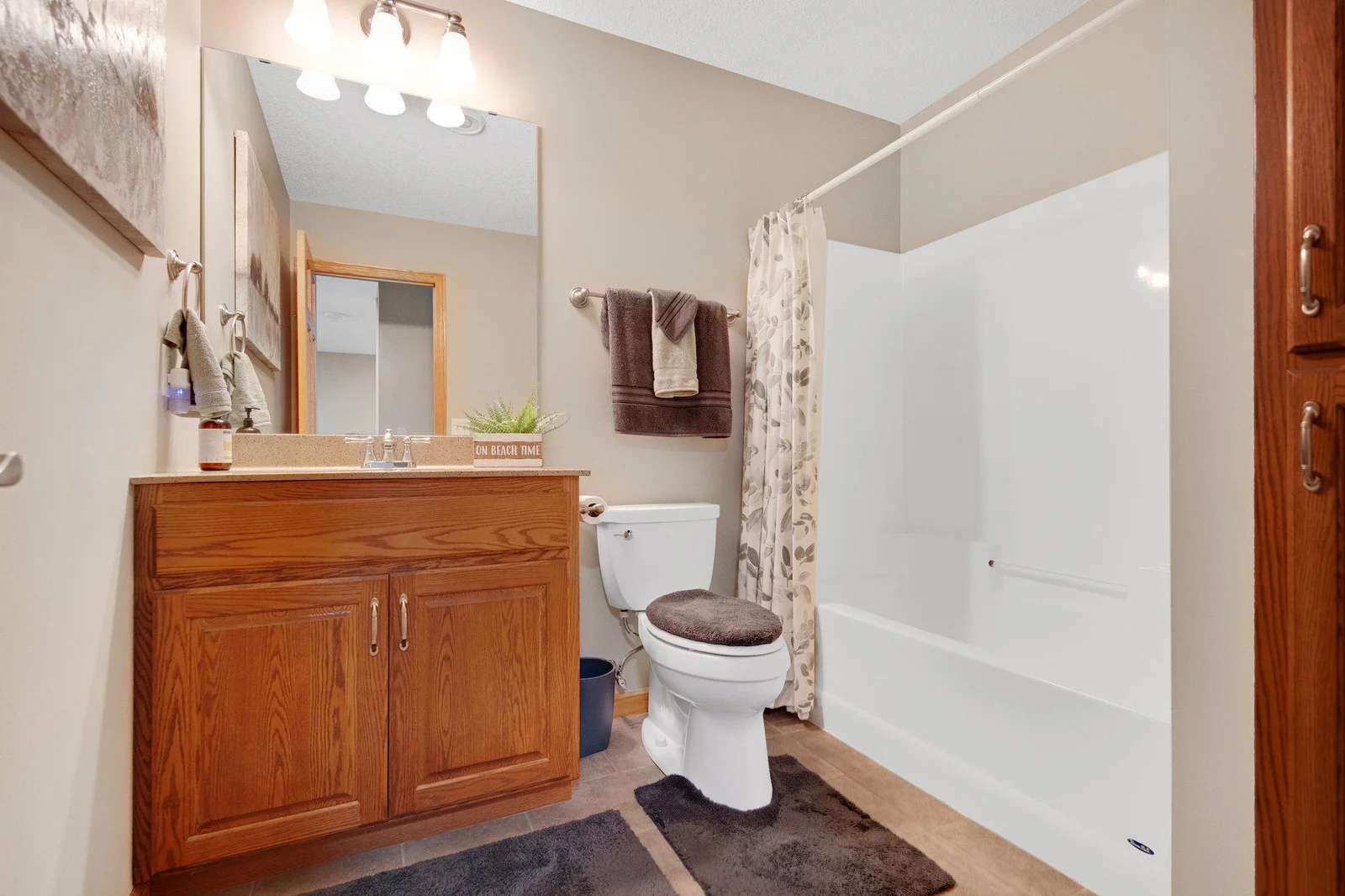 Lower level full bathroom.