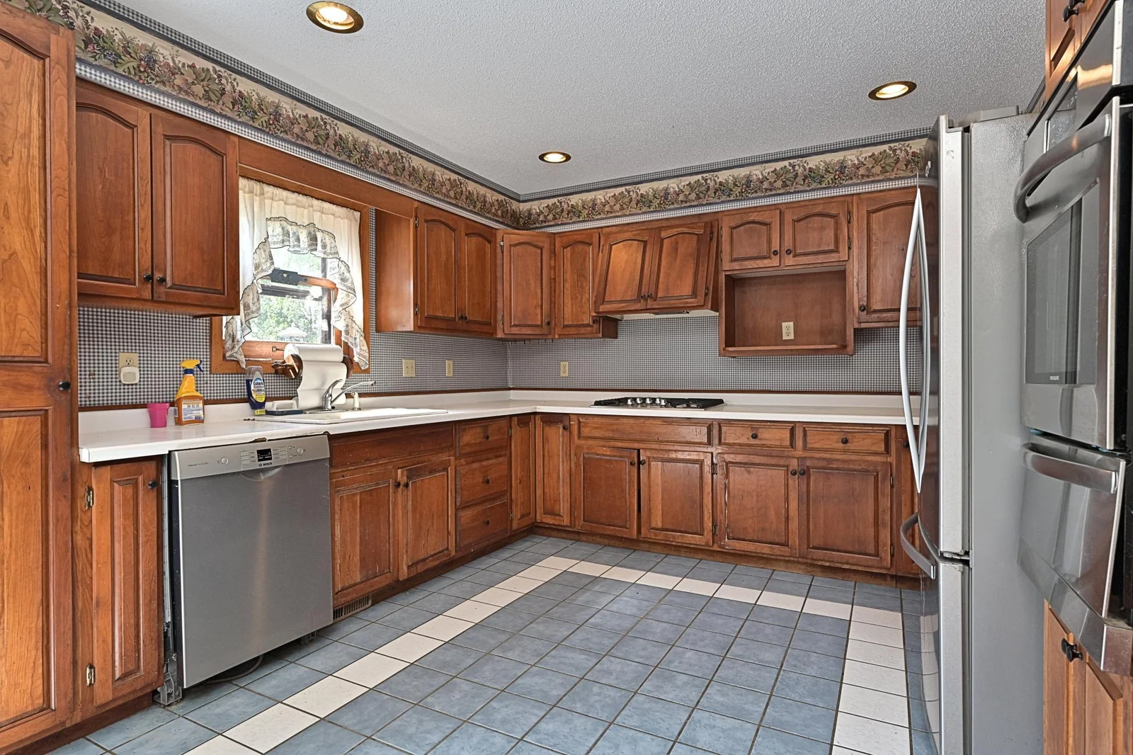 LARGE KITCHEN AREA WITH LOTS OF CABINETRY