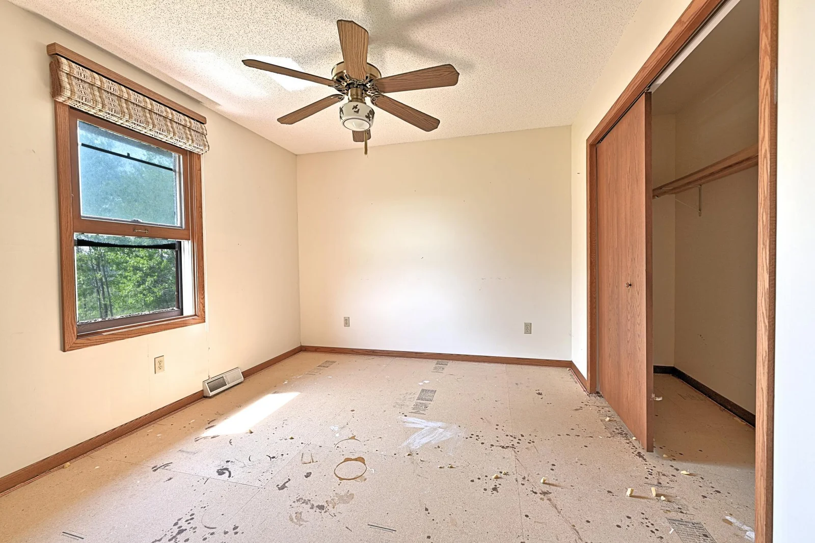 BEDROOM WITH LARGE REACH IN CLOSET