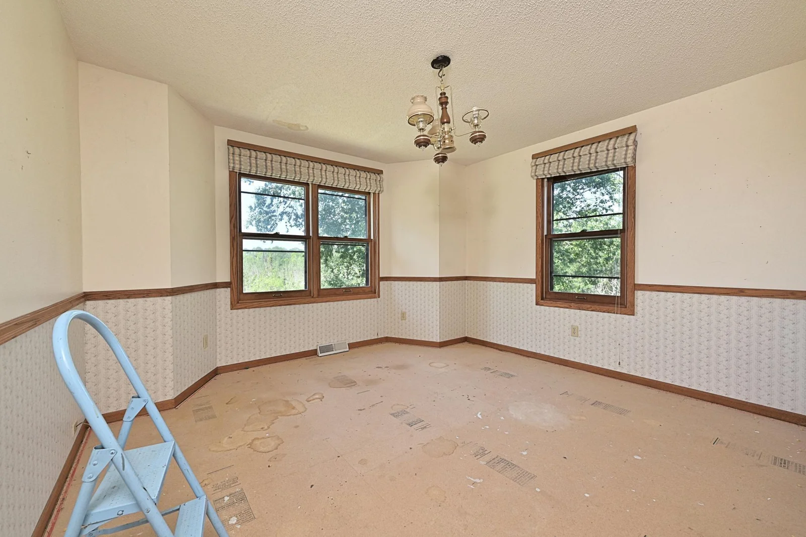 IMAGINE MEALS AND CONVERSATIONS AROUND A TABLE IN THIS FORMAL DINING ROOM