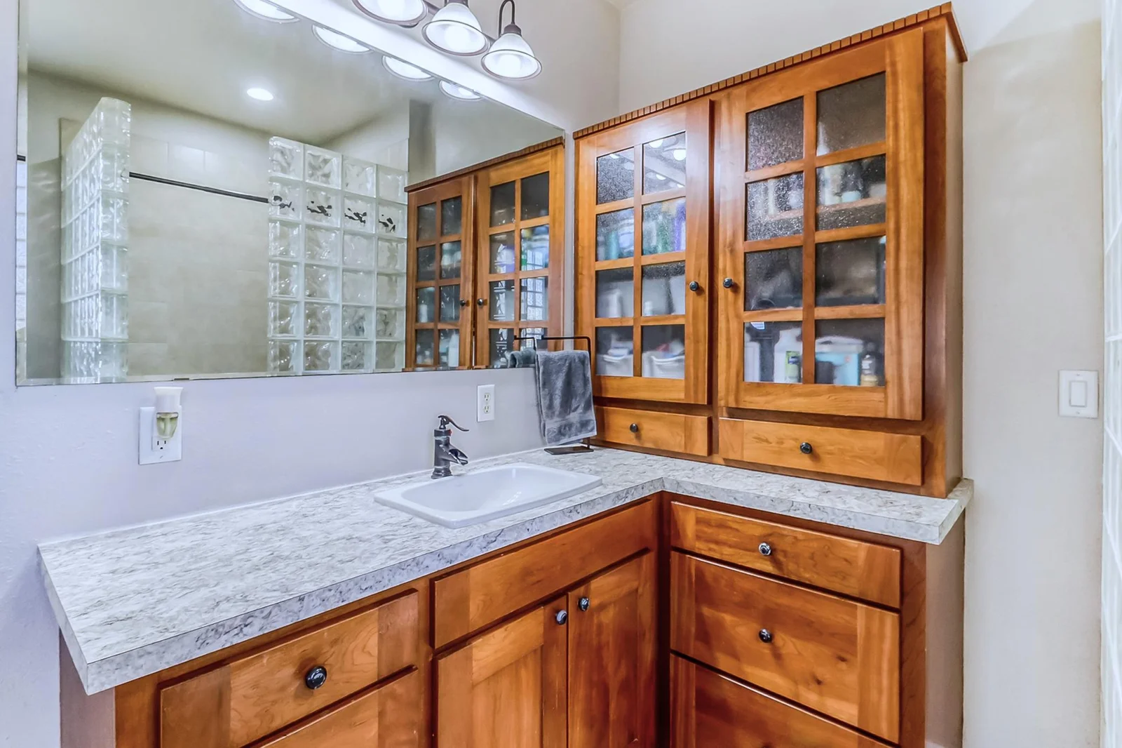 Primary Bathroom1_3.jpg