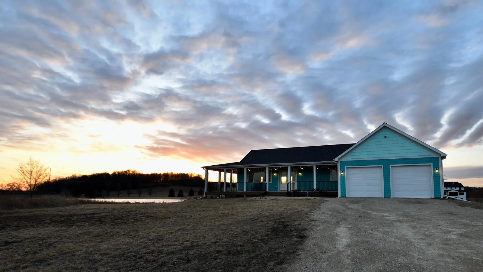 If teal isn't your preferred choice, NO FEARS.. seller is offering a paint allowance