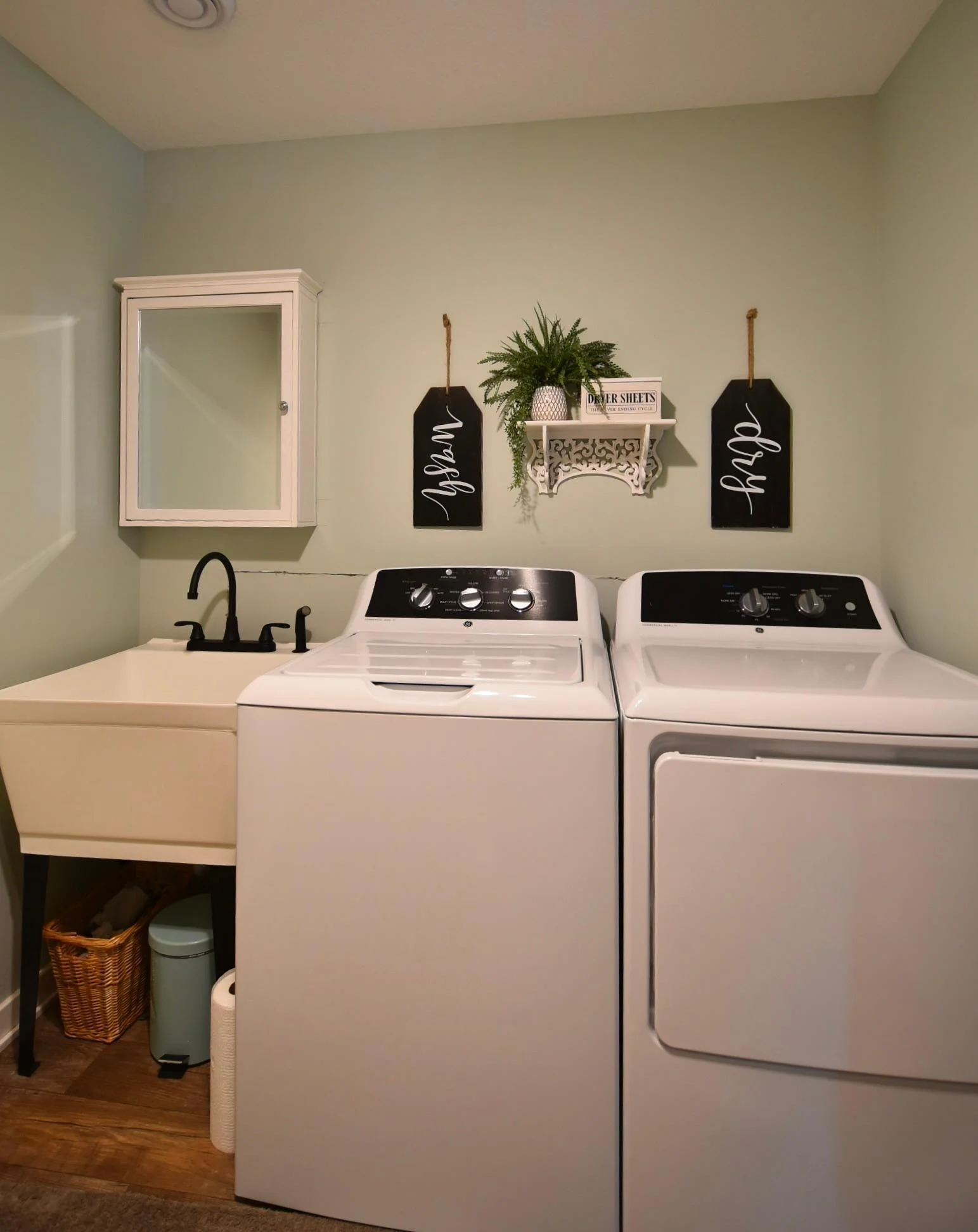 Washer/dryer laundry sink