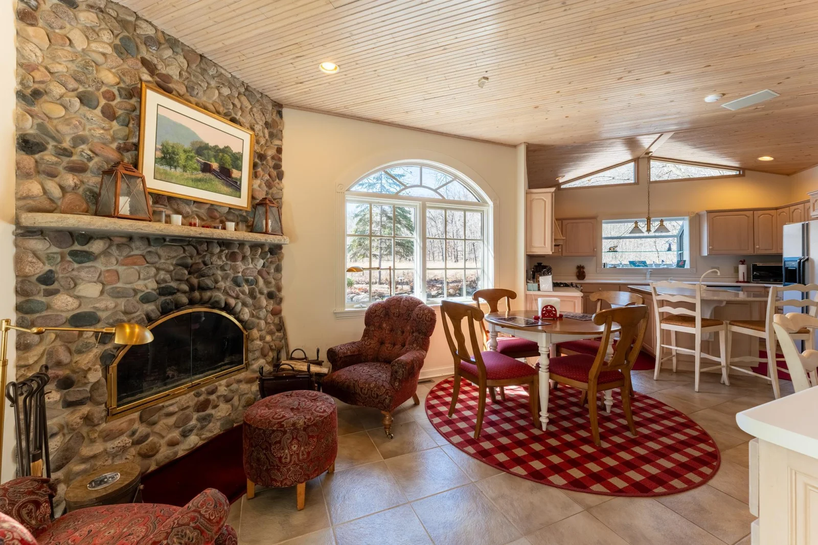 Relaxing and Eating Area adjacent to Kitchen