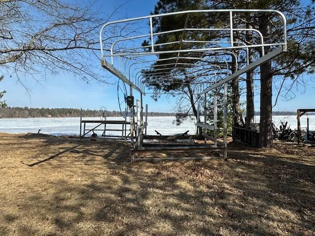 Boatlift & Pontoon Lift Included