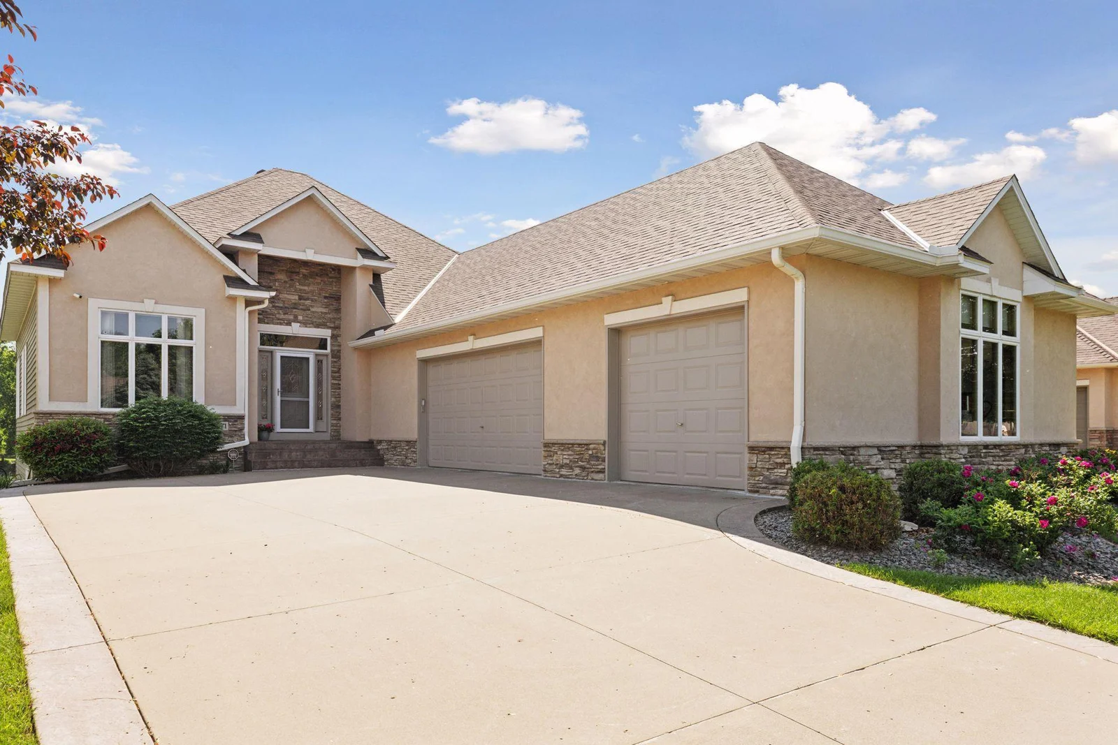 Large 3 Car Garage w/attic space
